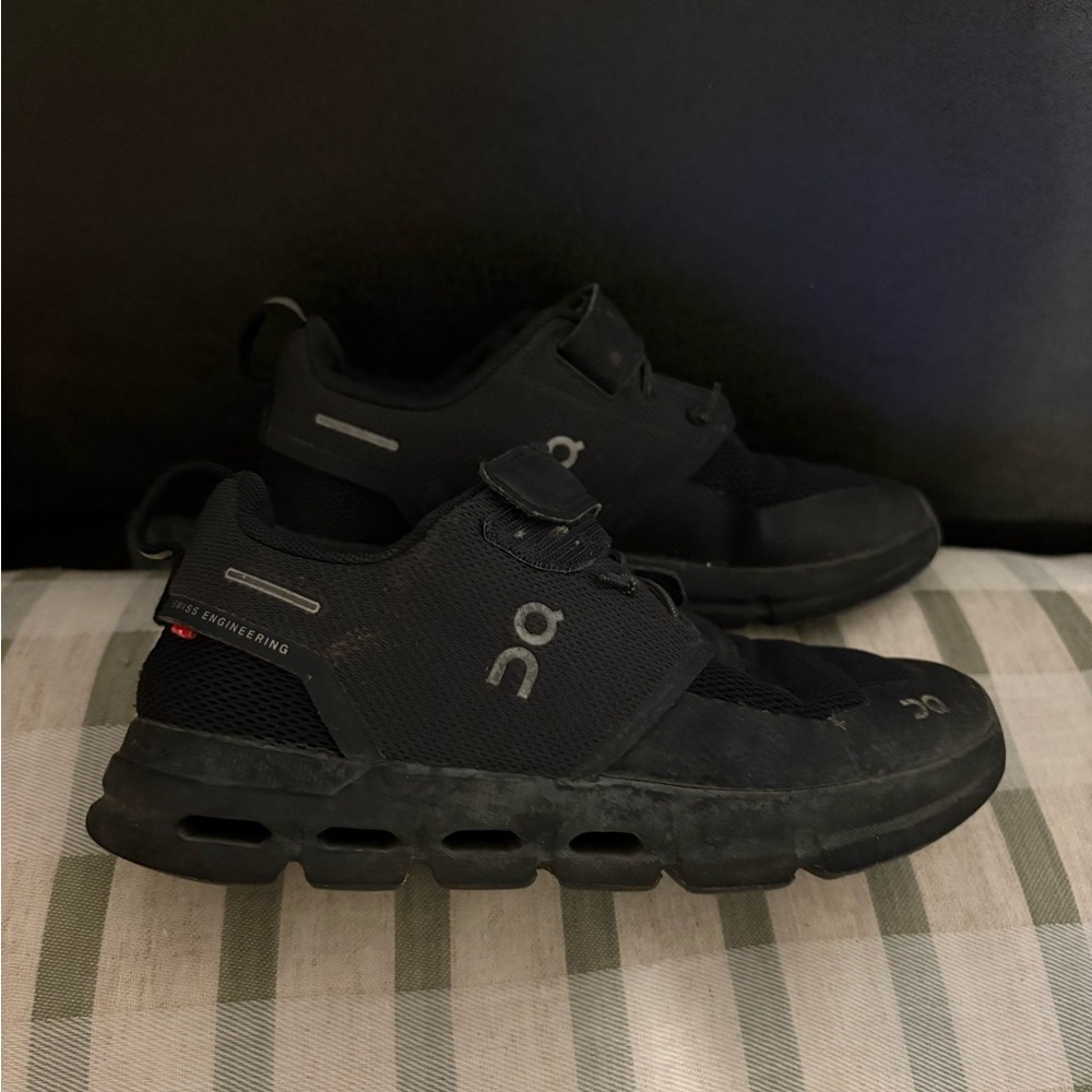 On Running Black Athletic Shoes with Cloud Cushioning